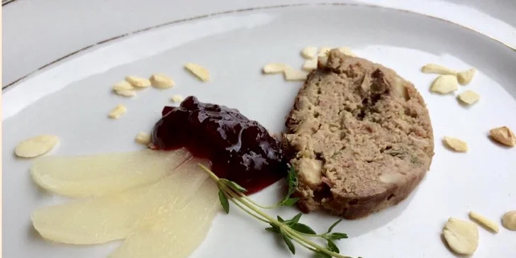 Pobyt v penzionu blízko Okoře: 1 nebo 2 noci, snídaně a degustační menu nebo 1000 Kč na jídlo