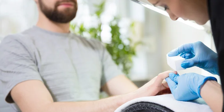 Kompletní pánská wellness manikúra včetně masáže, masky a zábalu na ruce