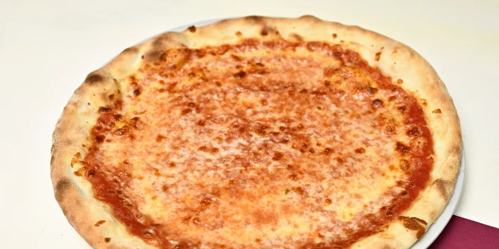 Restaurace blízko Karlova mostu: až 5 pizz dle výběru s sebou