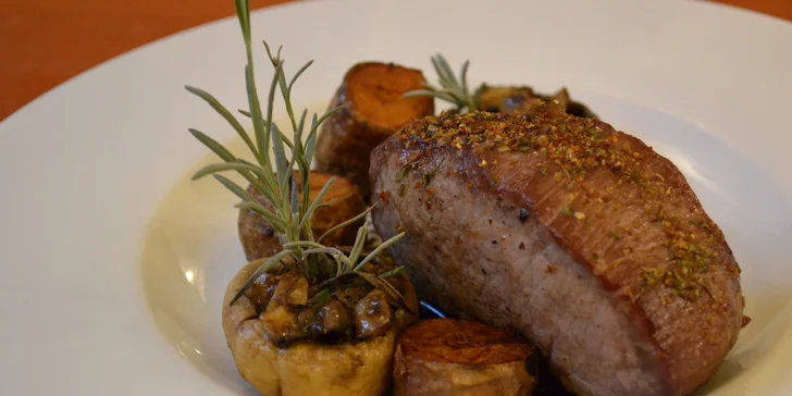 Čtyřchodové menu pro dva: sýr Halloumi, kachní jatýrka i prsa, roštěná, dezerty a třeba i káva