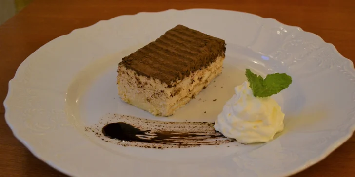 Čtyřchodové menu pro dva: sýr Halloumi, kachní jatýrka i prsa, roštěná, dezerty a třeba i káva