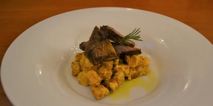 Čtyřchodové menu pro dva: sýr Halloumi, kachní jatýrka i prsa, roštěná, dezerty a třeba i káva