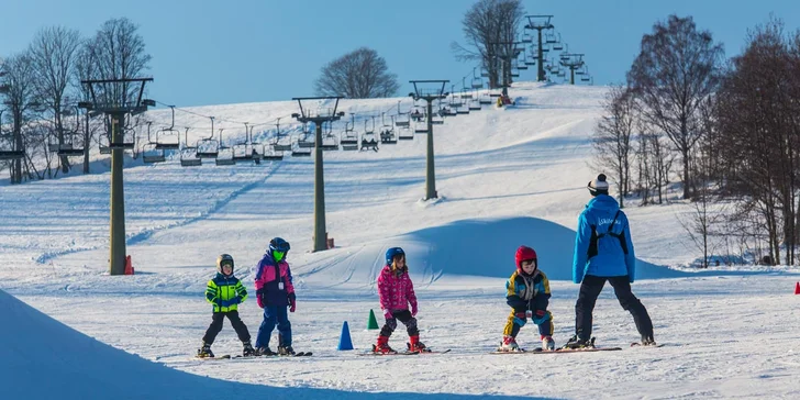 Na lyže s celou rodinou: celodenní permanentky do Skiareálu Vrchlabí – Kebrlák