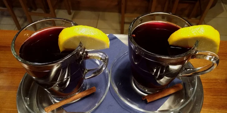 Zahřejte se v Cafe Once: Svařené víno či horký nápoj dle výběru pro dvě osoby