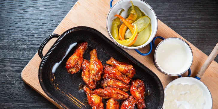Pochutnejte si na masových specialitách: otevřený voucher do Rebel Wings v hodnotě až 1000 Kč