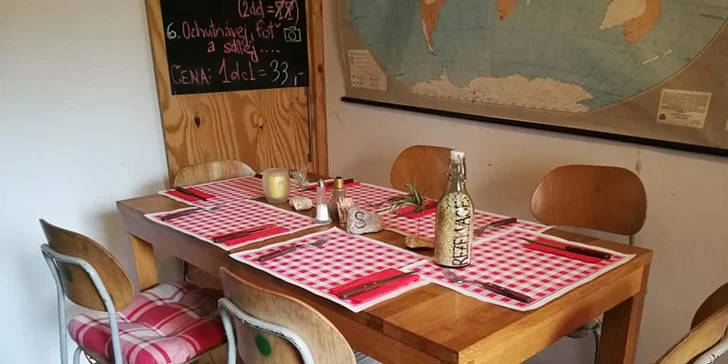 Pochutnejte si v restauraci s neotřelým designem: burger dle výběru, příloha, omáčka i pití
