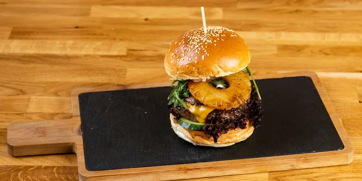 Pochutnejte si v restauraci s neotřelým designem: burger dle výběru, příloha, omáčka i pití
