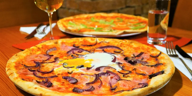 Dvě 40cm pizzy podle výběru: margherita, salámová, špenátová i s kuřecím