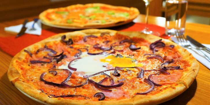 Dvě 40cm pizzy podle výběru: margherita, salámová, špenátová i s kuřecím