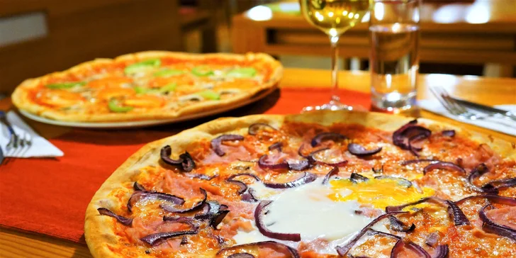 Dvě 40cm pizzy podle výběru: margherita, salámová, špenátová i s kuřecím