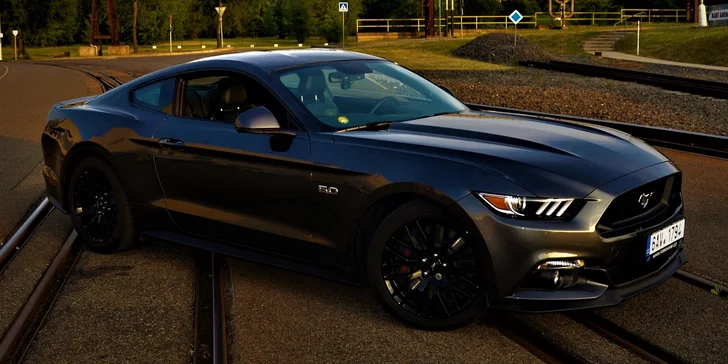 Rozjeďte to v žihadle Ford Mustang GT 5.0 na 15 až 60 minut