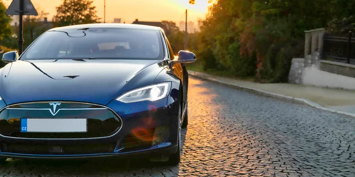 20–50 min. za volantem Tesly Model S 90D včetně instruktáže