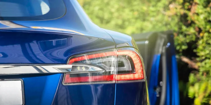 20–50 min. za volantem Tesly Model S 90D včetně instruktáže