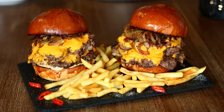 Burger Portáš s pořádnou porcí masa: 300 g hovězího, k tomu karamelizovaná cibulka, ďábelská omáčka a hranolky