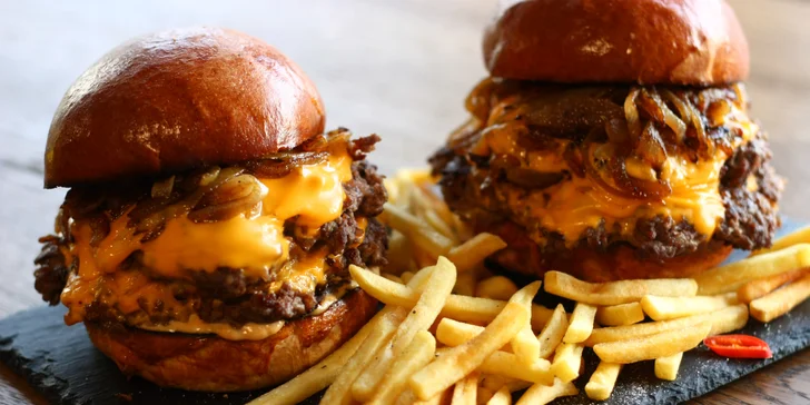 Burger Portáš s pořádnou porcí masa: 300 g hovězího, k tomu karamelizovaná cibulka, ďábelská omáčka a hranolky