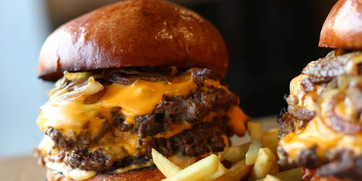 Burger Portáš s pořádnou porcí masa: 300 g hovězího, k tomu karamelizovaná cibulka, ďábelská omáčka a hranolky