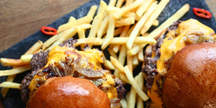 Burger Portáš s pořádnou porcí masa: 300 g hovězího, k tomu karamelizovaná cibulka, ďábelská omáčka a hranolky