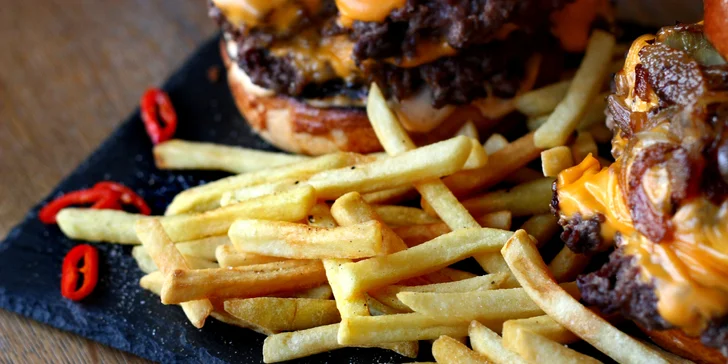 Burger Portáš s pořádnou porcí masa: 300 g hovězího, k tomu karamelizovaná cibulka, ďábelská omáčka a hranolky