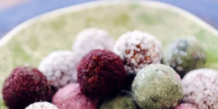 25g bio raw kulička s ořechy, chia semínky a surovinami z Amazonie a horký nápoj
