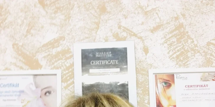 Krásná hned po probuzení: permanentní make-up obočí nebo linek