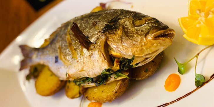 Rybí dobroty u Matěje Kotrby: grilovaná pražma královská s pečenými brambory