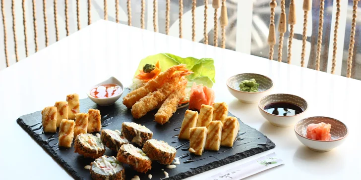 Asijská hostina: sushi a krevety v tempuře, tofu s teryiaki omáčkou a salát