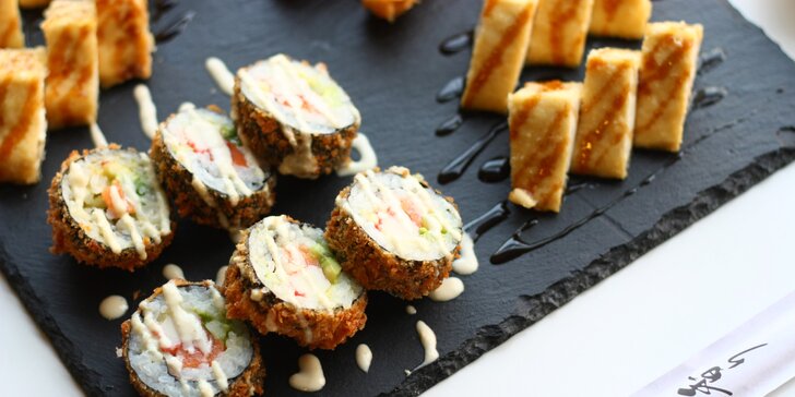 Asijská hostina: sushi a krevety v tempuře, tofu s teryiaki omáčkou a salát
