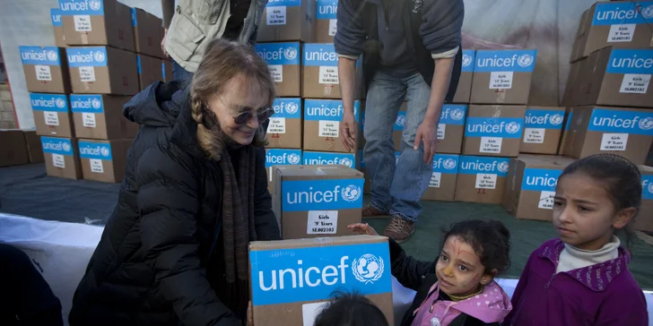 Vánoční dárek, který zachraňuje: podpořte UNICEF a darujte život, zdraví a naději