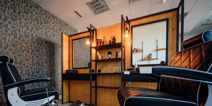Pánský střih i úprava vousů se skleničkou whiskey v barber shopu