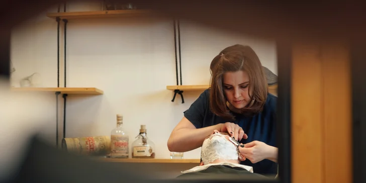 Pánský střih i úprava vousů se skleničkou whiskey v barber shopu