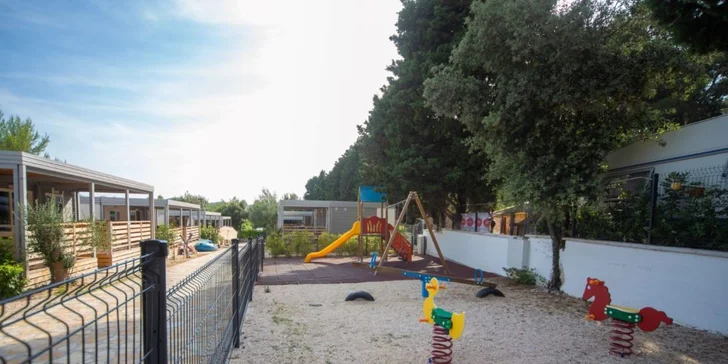 Chorvatský Biograd na Moru: moderní mobilní domy s vlastní kuchyňkou
