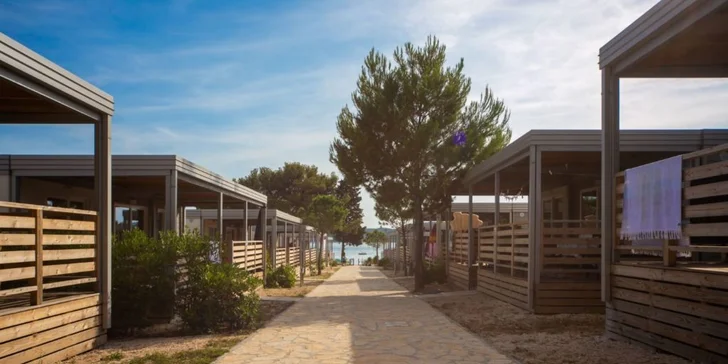 Chorvatský Biograd na Moru: moderní mobilní domy s vlastní kuchyňkou