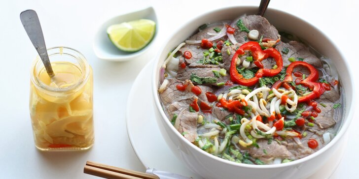 Tradiční vietnamská polévka Phở s kuřecím či hovězím pro 1 i 2 osoby