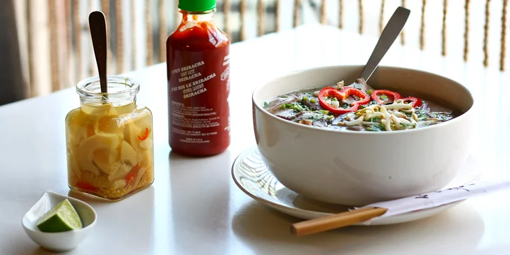 Tradiční vietnamská polévka Phở s kuřecím či hovězím pro 1 i 2 osoby