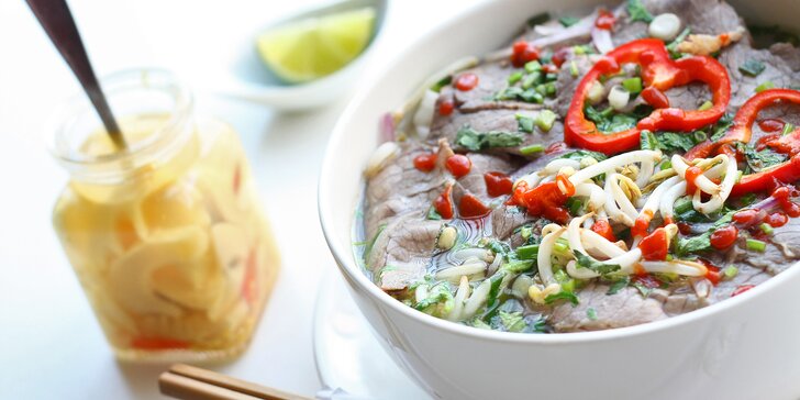 Tradiční vietnamská polévka Phở s kuřecím či hovězím pro 1 i 2 osoby