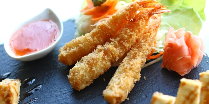 Asijská hostina: sushi a krevety v tempuře, tofu s teryiaki omáčkou a salát