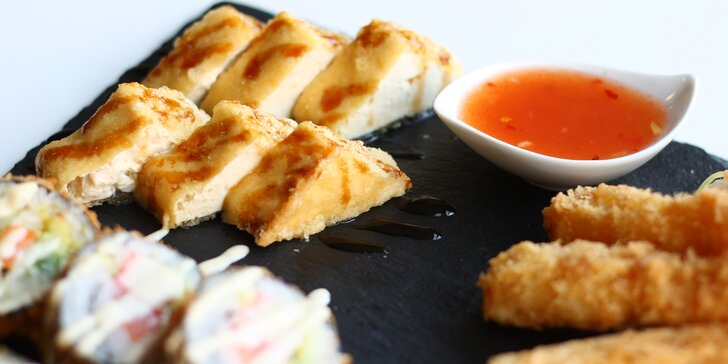 Asijská hostina: sushi a krevety v tempuře, tofu s teryiaki omáčkou a salát