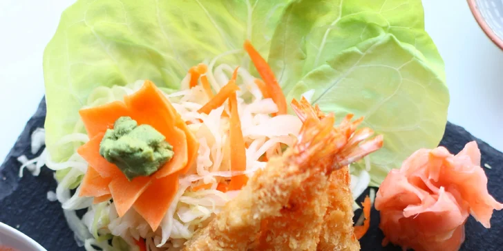 Asijská hostina: sushi a krevety v tempuře, tofu s teryiaki omáčkou a salát