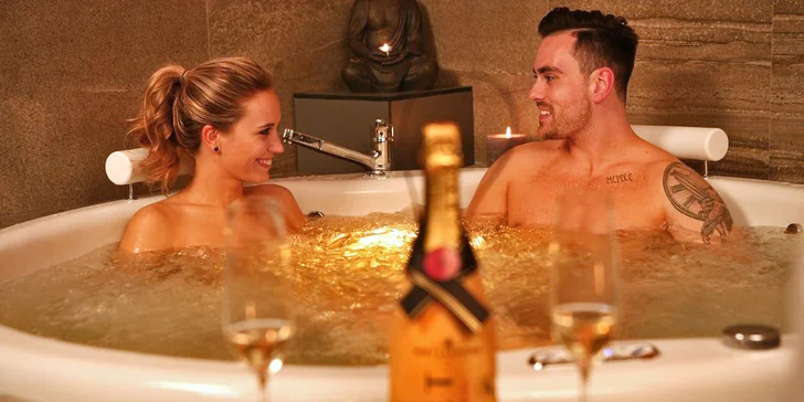 Privátní wellness s romantickou výzdobou pro zamilované: občerstvení, vířivka, sauna i masáže