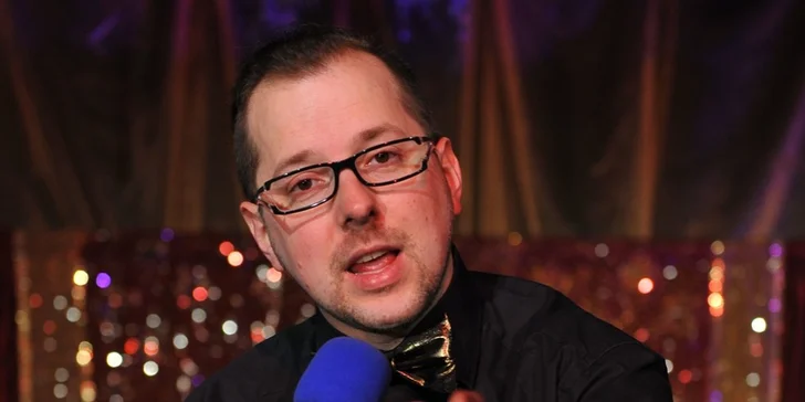 Vstupenka na kabaretní večer Letem světem s kabaretem v Plzni