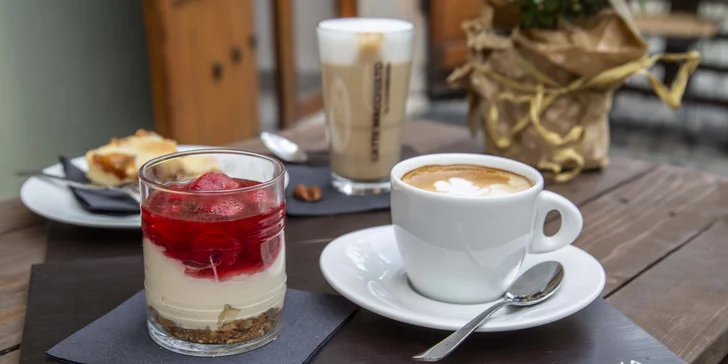 Káva s domácím dortem v nové stylové kavárně Gawa coffee pro jednu i dvě osoby