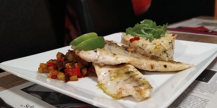 Kuřecí, vepřový či hovězí steak s omáčkou a přílohou nebo rybí menu
