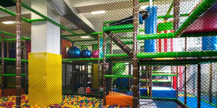Celodenní vstup do dětského centra Pampalánie: trampolíny i bobová dráha