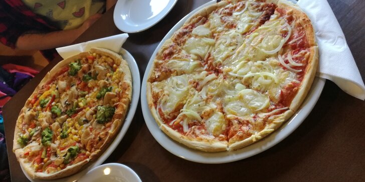Italská specialitka: 2 čerstvě nazdobené pizzy dle výběru o průměru 32 cm nebo Margarita