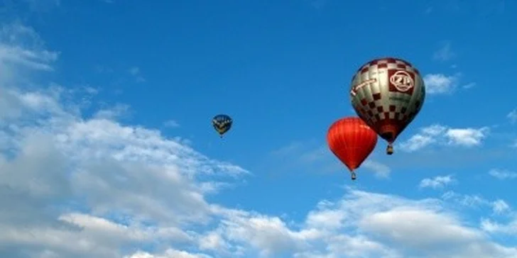 Úžasný vyhlídkový let balonem nad českou krajinou! Pěkný dárek, nadpozemský zážitek, stylově vyzdobený balon a cca 60 minut letu.