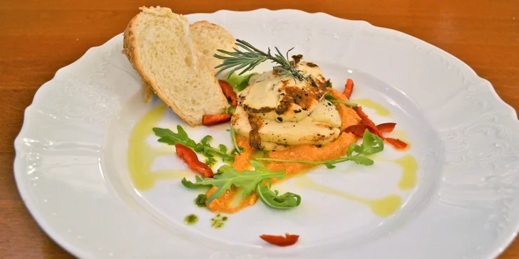 Čtyřchodové menu pro dva: sýr Halloumi, kachní jatýrka i prsa, roštěná, dezerty a třeba i káva