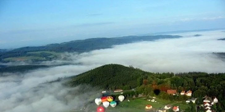 Úžasný vyhlídkový let balonem nad českou krajinou! Pěkný dárek, nadpozemský zážitek, stylově vyzdobený balon a cca 60 minut letu.