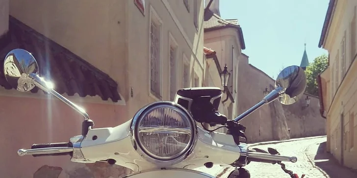 Praha na dvou kolech: pronájem skútru Vespa na 5, 24 i 48 hodin