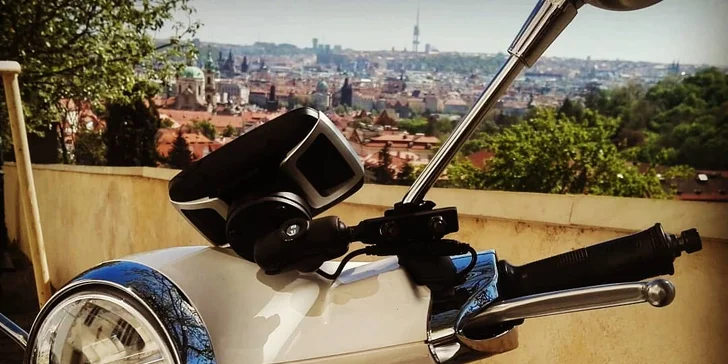 Praha na dvou kolech: pronájem skútru Vespa na 5, 24 i 48 hodin