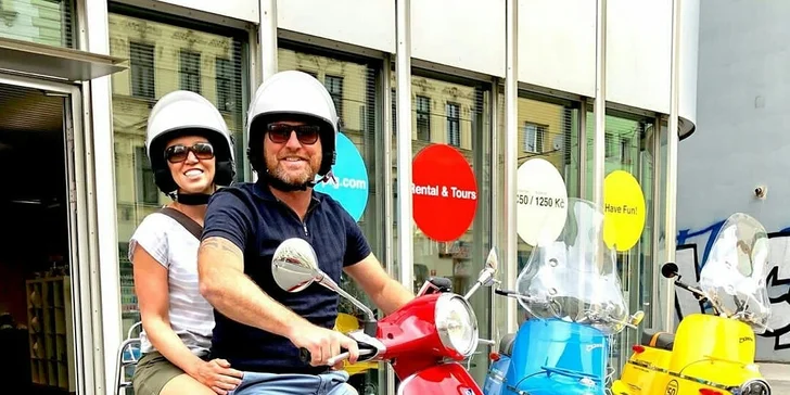 Praha na dvou kolech: pronájem skútru Vespa na 5, 24 i 48 hodin